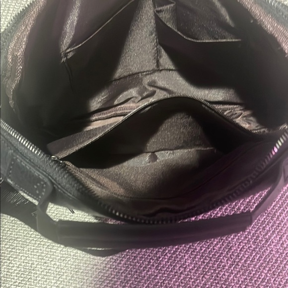 Sleek Black Messenger Bag with Adjustable Strap and Structured Design - Picture 9 of 16